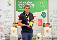 Florian Berger van Multikraft, een micro-organisme en plantenextract. Op de foto presenteert hij MK Start, een product voor meer microwortels.